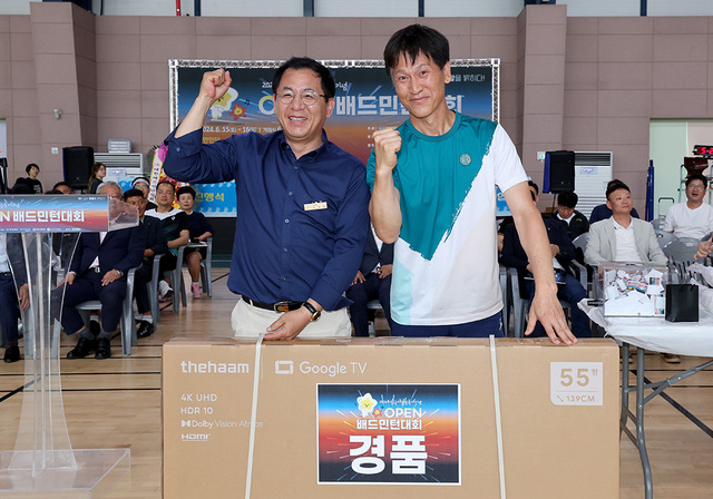 이상휘 국회의원이 TV경품 당첨 동호인과 기념촬영하고 있다.