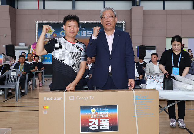 정해천 포항시 남구청장이 TV경품 당첨 동호인과 기념촬영하고 있다.