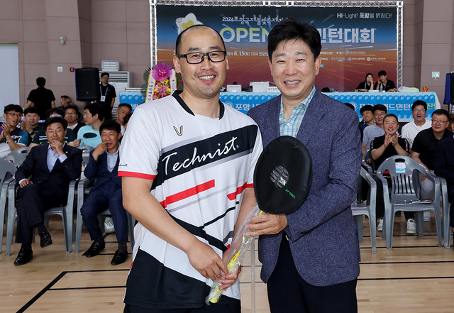 박용선 경북도의회 부의장이 경기도 파주시에서 참가한 동호인에게 경품을 전달하고 있다.