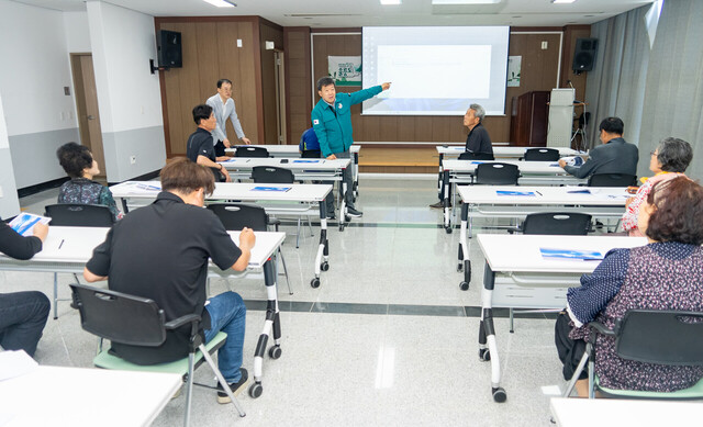 남한권 울릉군수가 행정적 지원과 깨끗한 거리에 대해 설명하고 있다./울릉군