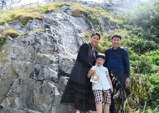 독도는 대한민국의 땅입니다. 한국령 앞에서 가족들이 기념촬영./울릉도독도해양연구기지