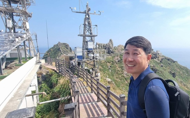 독도에 설치된 시설물 앞에선 김유곤 씨./울릉도독도해양연구기지