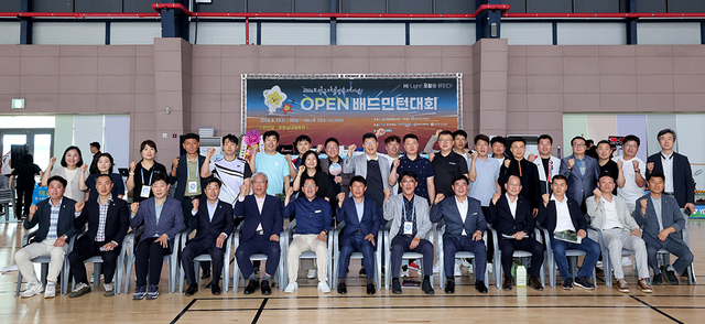2024 포항국제불빛축제 기념 OPEN 배드민턴 대회 첫날인 15일 만인당에서 내빈과 협회 관계자들이 기념촬영하고 있다.