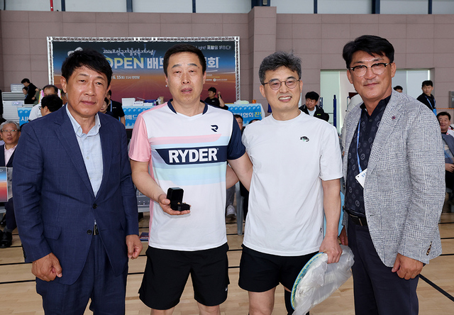 황금라켓 경품에 당첨된 김용운(53·왼쪽 두 번째) 씨가 내빈과 기념촬영하고 있다.
