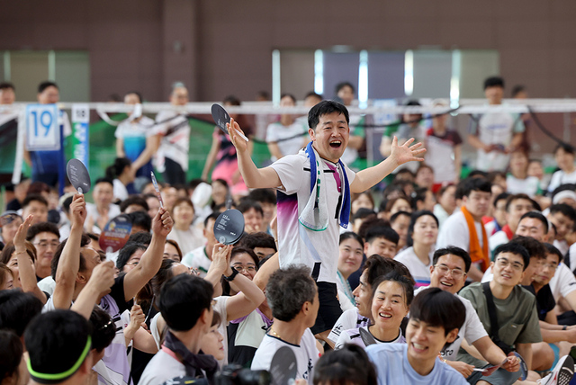개회식 경품 추첨에 당첨된 한 동호인이 환호하며 달려나오고 있다.
