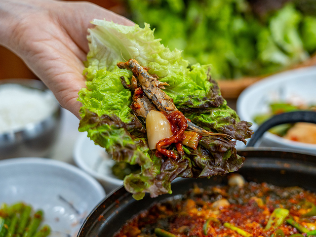 죽방렴 멸치 중 큰 크기에 속하는 대멸의 매력을 알 수 있는 멸치쌈밥.