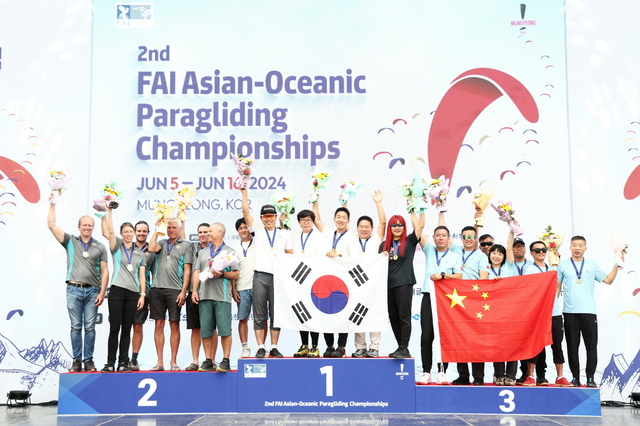 국가대항전에서 우승을 차지한 대한민국 대표선수팀(가운데), 준우승 호주 대표팀, 3위에 중국 대표팀이 기념 촬영을 하고 있다. /문경시제공