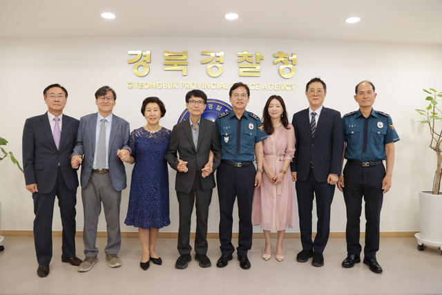 경북자치경찰위원회가 17일 업무 현황을 청취를 위해 경북경찰청 범죄예방대응과, 여성청소년과, 교통과를 방문한 뒤 김철문 청장과 기념사진을 찍고 있다./경북도제공