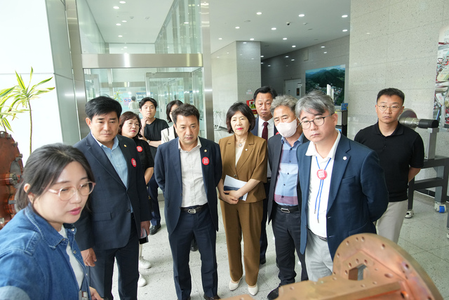 경주시의회 국책사업추진 및 원전특별위원회 위원들이 양성자가속기 시설들을 둘러보고 있다. /경주시제공