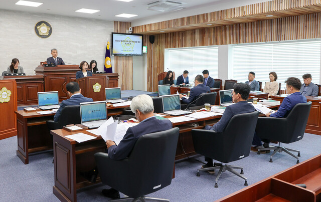울릉군의회 제279회 제1차 정례회 제 1차본회의를 열고 있다./울릉군의회