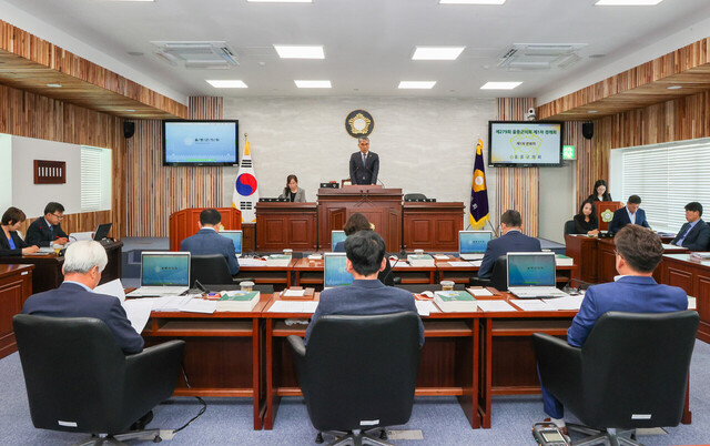 울릉군의회 제279회 제1차 정례회 제 1차본회의를 열고 있다./울릉군의회