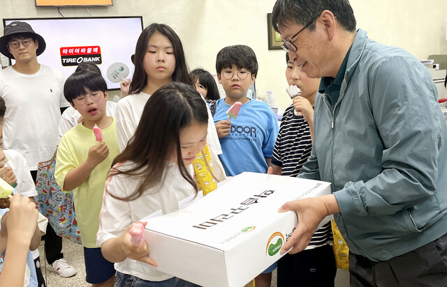 천부 초등학교 선배 정종학 울릉농협장으로부터 학습꾸러미 선물을 전달받고 있다./울릉교육지원청