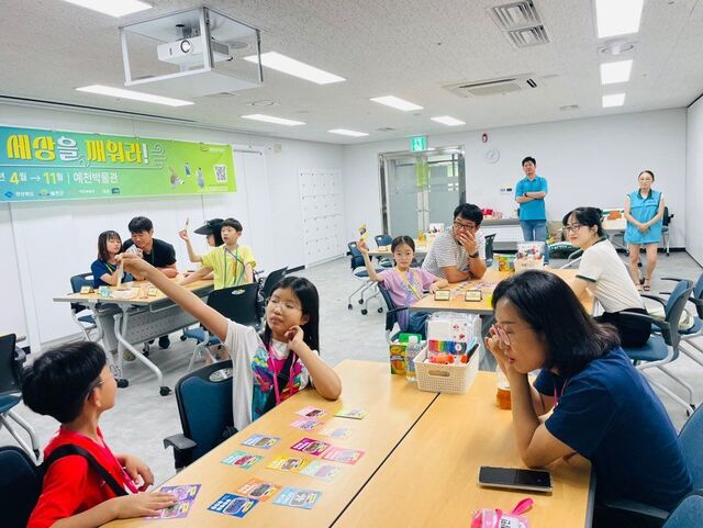 예천박물관의 ‘대동운부군옥, 풀어파일러’교육 행사에 참여한 학생들이 체험활동에서 직접 만든 기념품을 들고 기념 사진을 찍고 있다. /예천박물관제공