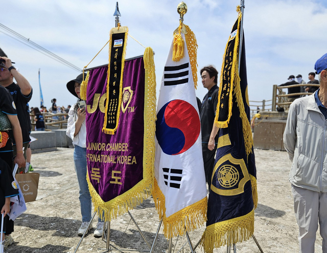 행사를 위해 독도에 독도JC 롬 정기, 태극기, 경북지구JC 정기를 비치했다./울릉JC