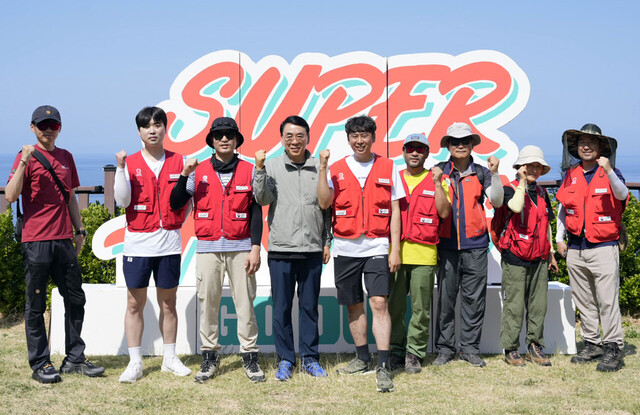 울릉도 수퍼하이킹 안내를 맡은 울릉군산악연맹소속 대원들./김두한기자 