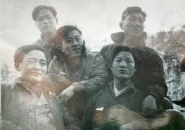 1954년 김화 오성산 호 앞에서 행정병, 사무지원병 전우들과 함께 찍은 사진. 오른쪽 아래가 이규석 옹.