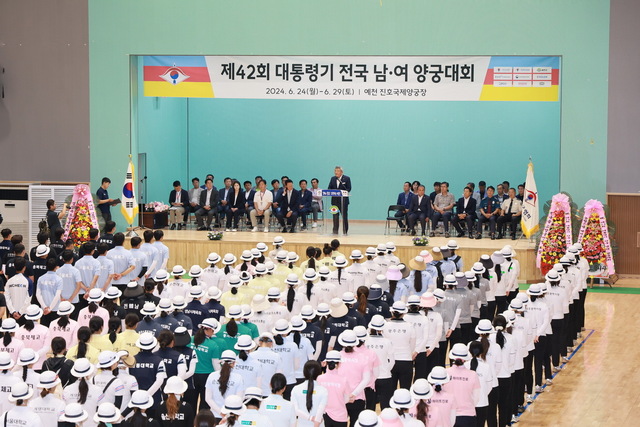 제42회 대통령기 전국 남여 양궁대회 개회식에서 김학동 예천군수가 인사말을 하고 있다. /예천군제공