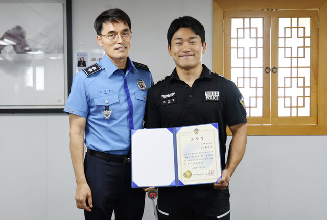 김성종 동해해경청장이 5002경비함상에서 배승완 순경에게 표창장을 수여했다./동해해경청