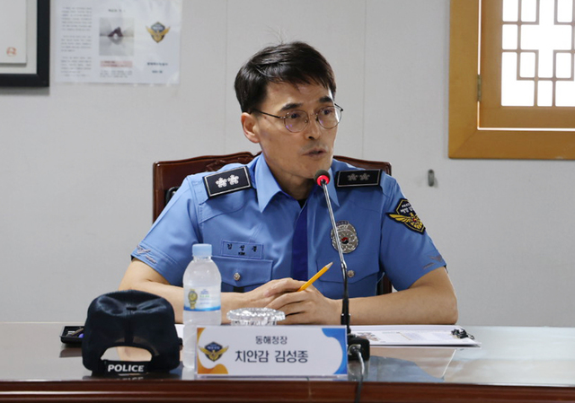 김성종 동해해경청장이 독도 경비함정에서 경비활동 실태와 접경해역 대비태세를 점검하고 있다./동해해경청