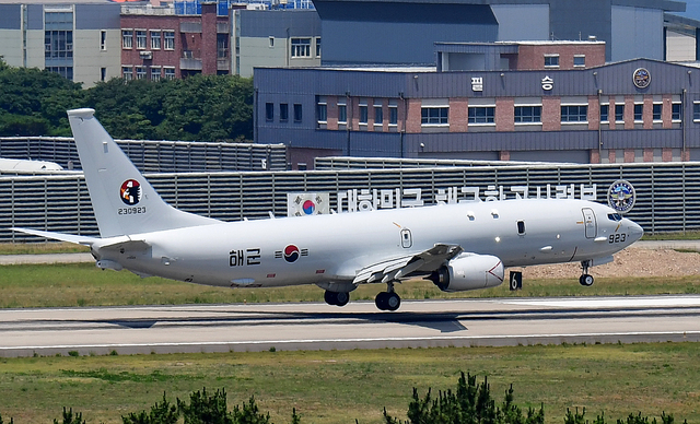 19일 ‘잠수함 킬러’로 불리는 최신예 해상초계기 ‘P-8A 포세이돈’이 포항공항에 착륙하고 있다. /이용선기자 photokid@kbmaeil.com