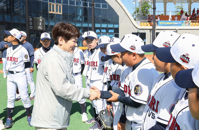 제53회 전국소년체육대회 야구 초등부 경기에서 우승을 차지한 대구 본리초교 학생들을 격려하고 있는 강은희 교육감.