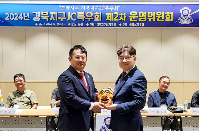 문상필 회장이 울릉JC회장에게 선물을 전달했다./김두한기자 
