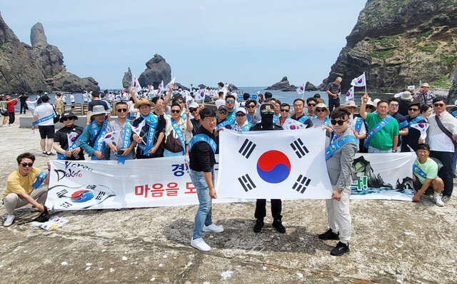 독도경비대장과 함께 경북도와 경북지구JC특우회 임원들이 독도수호 퍼포먼스를 하고 있다. /김두한기자 
