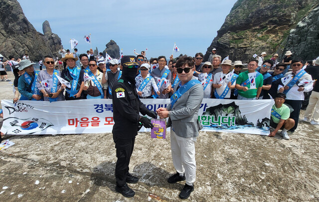 문상필 회장이 독도경비대장에게 위문품 전달하고 있다. /김두한 기자 