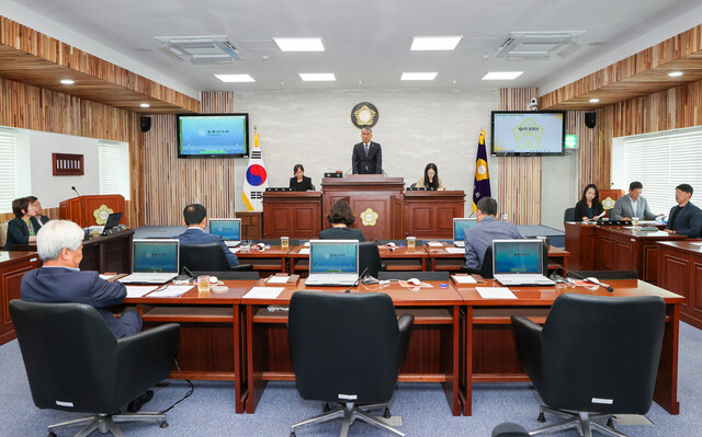 남한권 울릉군수를 비롯해 실과소장이 출석한 가운데 제4차 본회의를 열었다./울릉군의회
