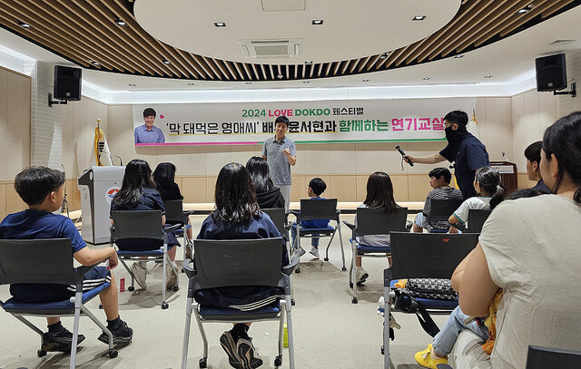 울릉도에서 청소년들에게 연기를 지도하는 윤서현./김두한기자 