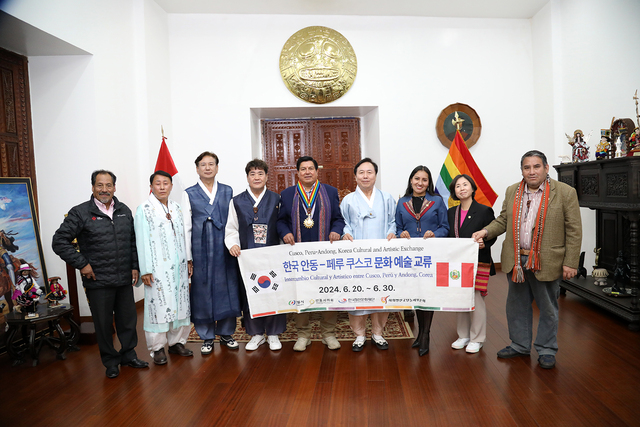 남미 3대 축제인 잉카 태양제 ‘인티라이미’에 참가한 안동시 교류단이 루이스 벨트란 페루 쿠스코 시장과 간담회 후 기념사진을 찍고 있다./안동시 제공