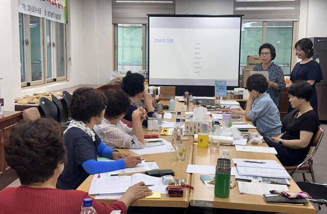 전문강사로부터 진지하게 설명을 듣는 울릉도 슬로푸드회원들./울릉군