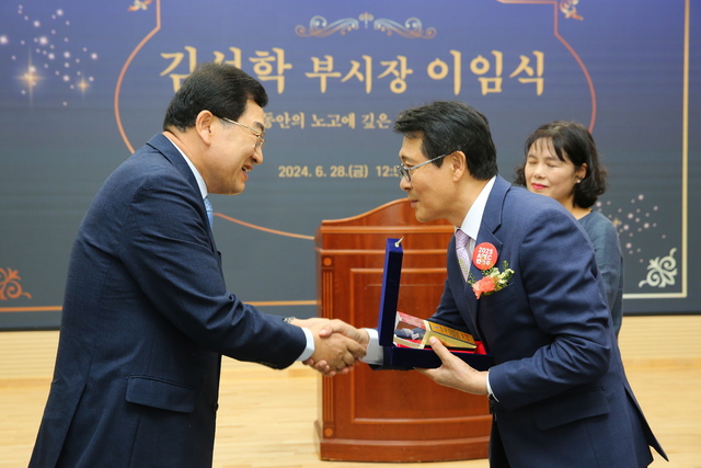 김성학 부시장이  주낙영 시장으로부터 공로패를 받고 있다. /경주시제공