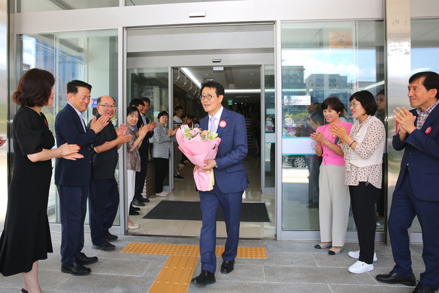 김성학 부시장이 28일 직원들의 축하를 받으며 시청을 떠나고 있다. /경주시제공