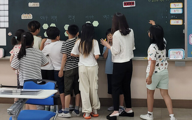 수석교사와 함께하는 기초학력향상을 위한 교육 현장 모습./울릉교육지원청