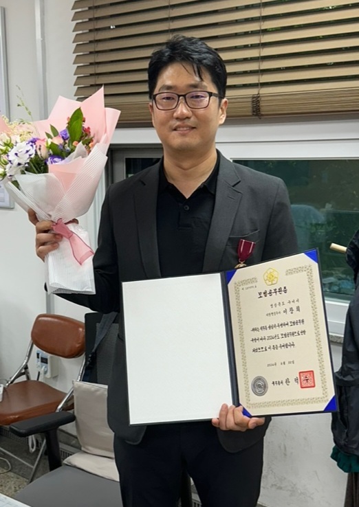 국무총리상을 수상한 이창희 인구청소년과 팀장.