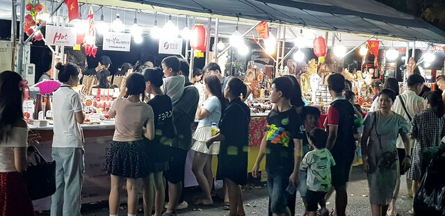 영양군 농특산품 시식회 코너에 모인 베트남 하노이시민들./영양군제공