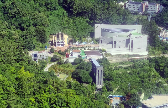잘 보이지 않는 영상관  지붕을 힘들게 왜 지도모양을 만들었는지 궁금하다./김두한 기자 