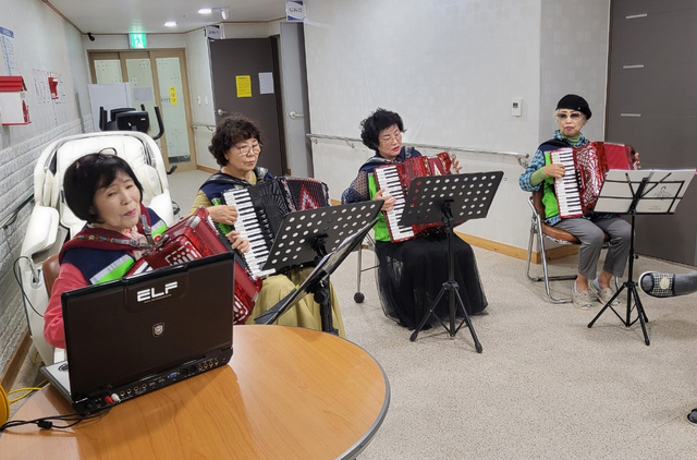 아코디언 연주로 어르신들의 무료함을 달래주고 있다./울릉군자원봉사센터