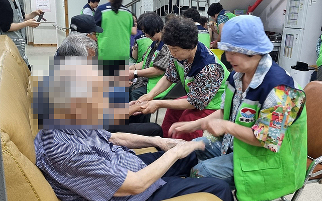 어르신 손마사지를 통해 따뜻한 마음을 전달하고 있다./울릉군자원봉사센터