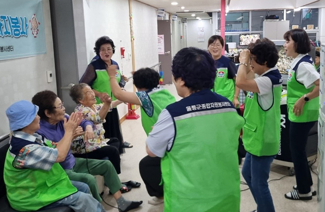 울릉군 자원봉사자들이 어르신들에게 재롱을 부리며 즐거운 한때를 보내고 있다./울릉군자원봉사센터