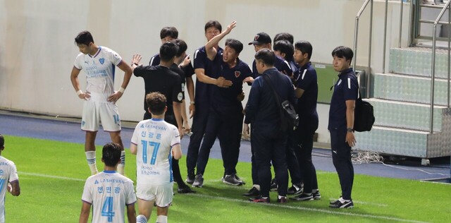 사진설명=박태하감독 항의 퇴장 장면