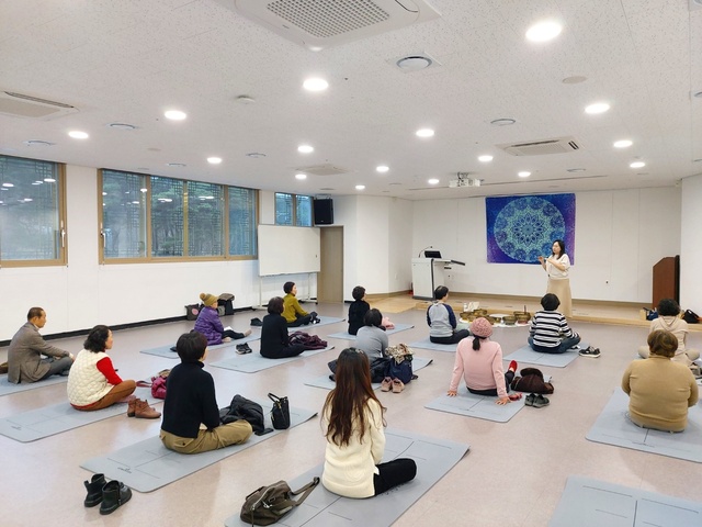 동학교육수련원내에서 차훈명상 프로그램이 진행되고 있다. /경주시제공