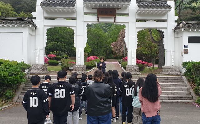 수운기념관을 찾은 학생들에게  문화해설사가 최제우 선생에 대해 설명하고 있다.  /경주시제공