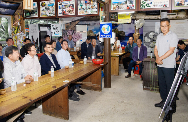 우산고로쇠 생산 농가로부터 설명을 듣는 이철우경북지사. /울릉군