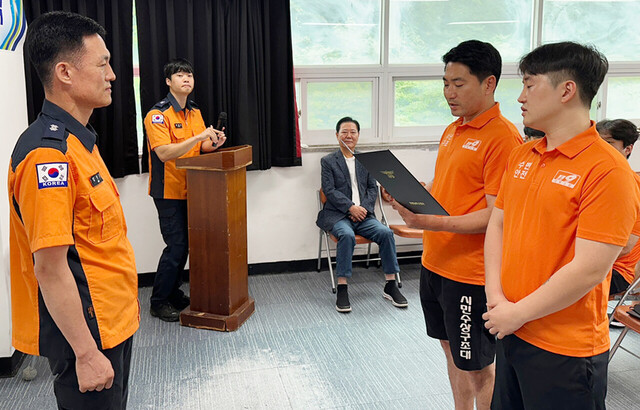울릉도119시민수상구조대원 임명장 수여 및 결의문 낭독./울릉119안전센터