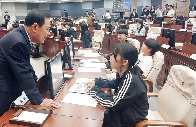 경북도의원 의석에서 남진복 도의원과 대화를 나누고 있는 학생들./울릉교육지원청