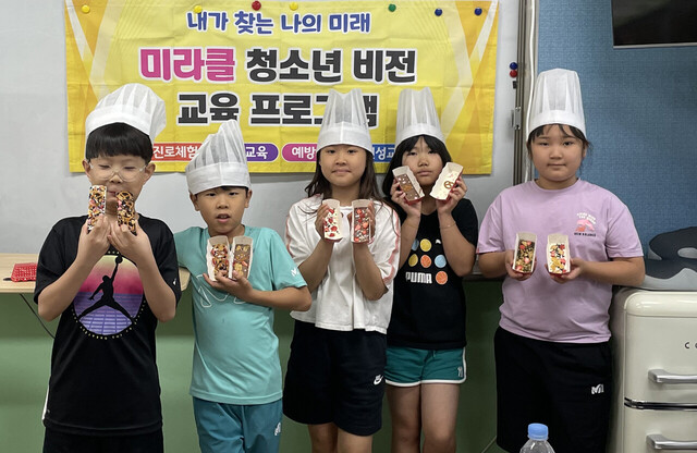 초콜릿을 녹여 물드에 굳힌 다음 데코하는 체험프로그램 시행. /울릉교육지원청