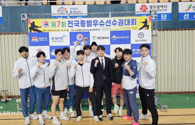 경주시 직장운동경기부 우슈팀 선수들이 올 5월 전국종별우슈선수권 대회에 출전해 기념촬영을 하고 있다. /경주시제공