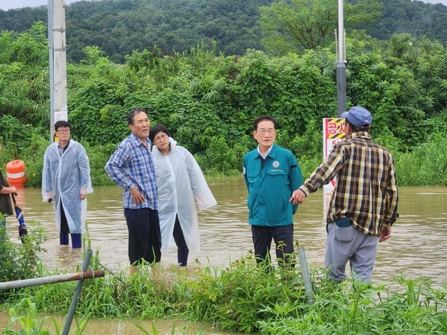 최기문 영천시장이 남부동 도동 피해 현장을 확인하고 있다. /영천시제공
